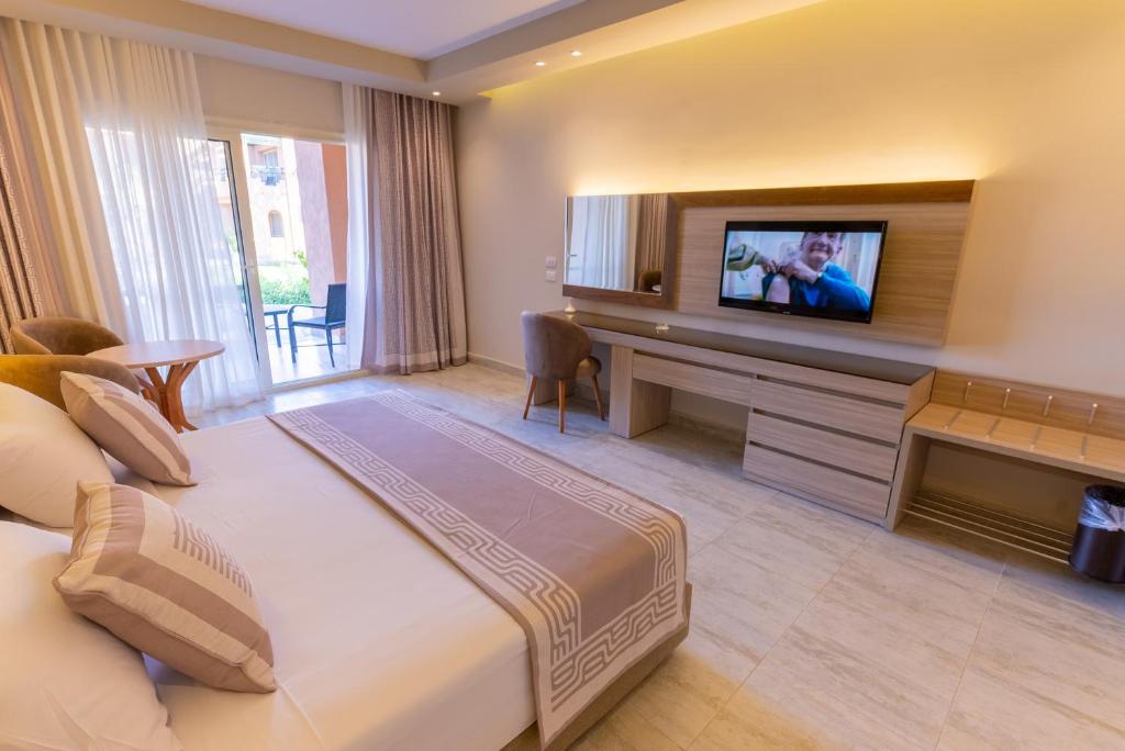 Mūsdienīgs numurs Ali Baba Palace Resort ar TV un lielām logu durvīm.