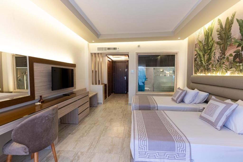 Mūsdienīgs numurs pie Ali Baba Palace Resort ar divām gultām un modernu dekoru.