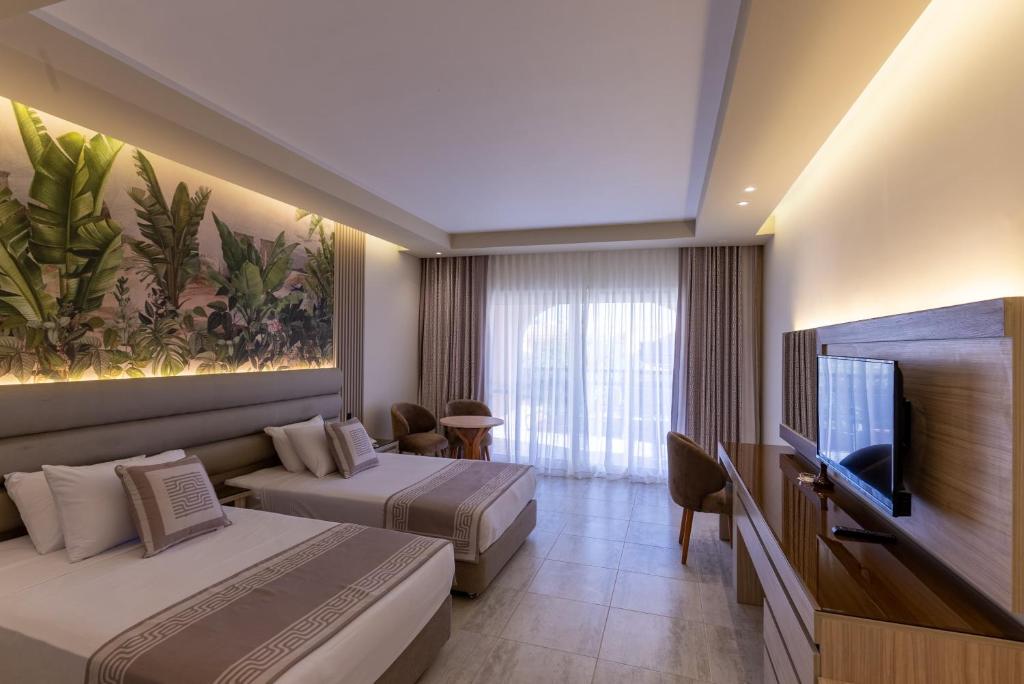 Moderns numurs ar divām gultām un terasi Ali Baba Palace Resort