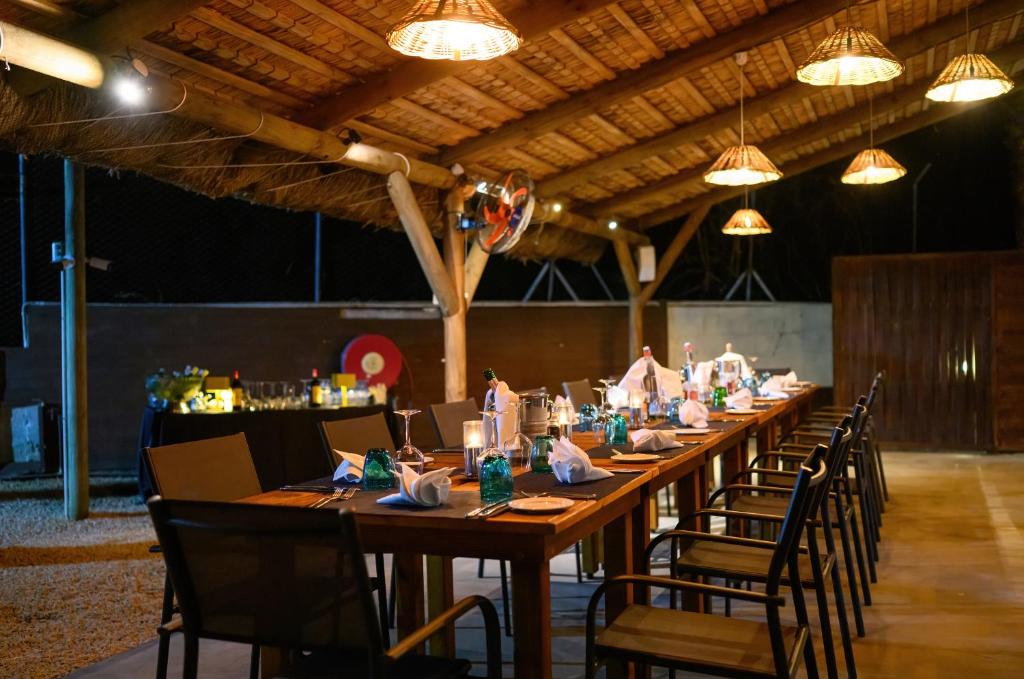 Vakariņu galds terasē viesnīcā Flowers of Paradise