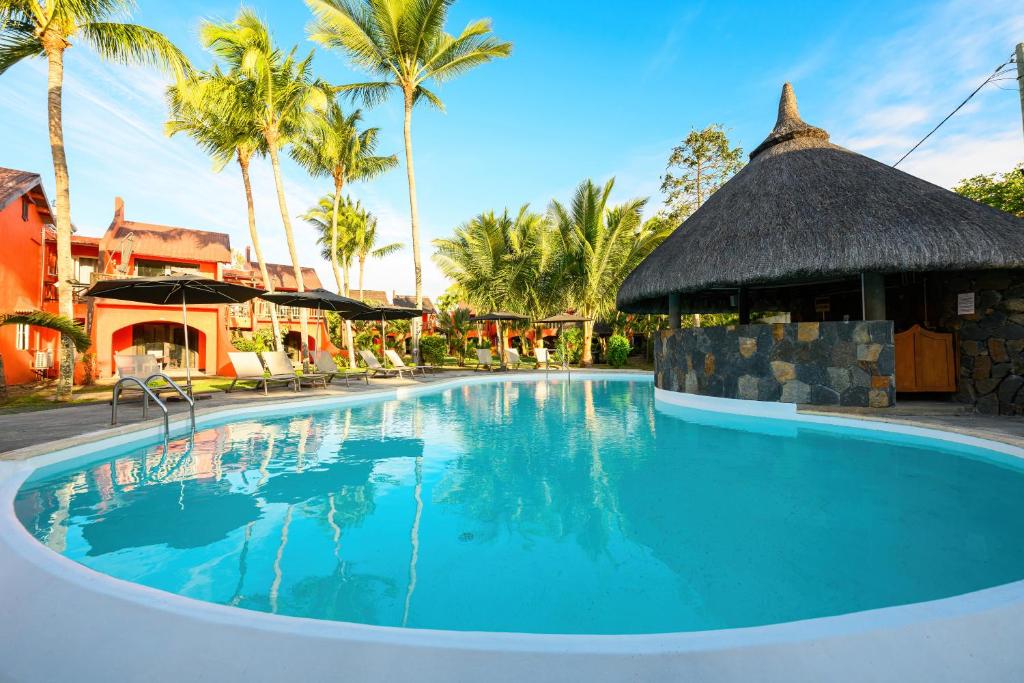 Flowers of Paradise viesnīca ar baseinu un palmu kokiem