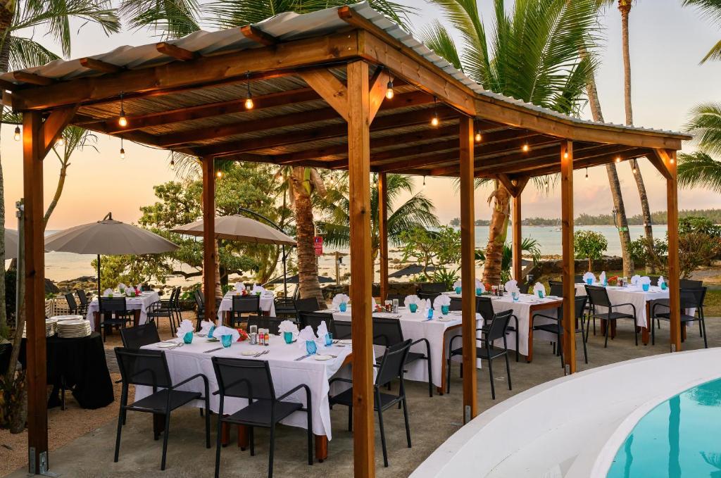 Viesnīcas Flowers of Paradise piekrastes restorāns ar skatu uz okeānu