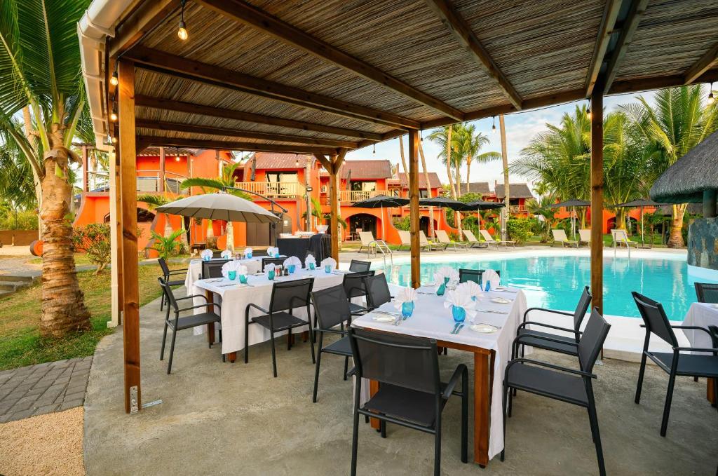 Āra restorāns pie baseina viesnīcā Flowers of Paradise