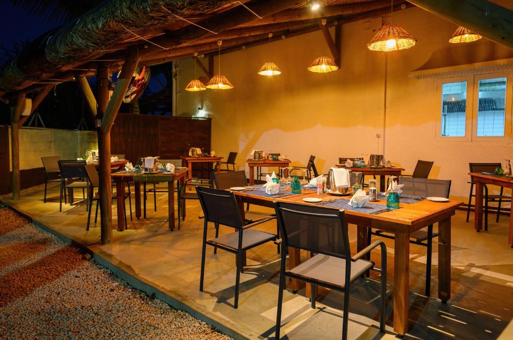 Flowers of Paradise ārējā ēdamistaba vakara gaismā