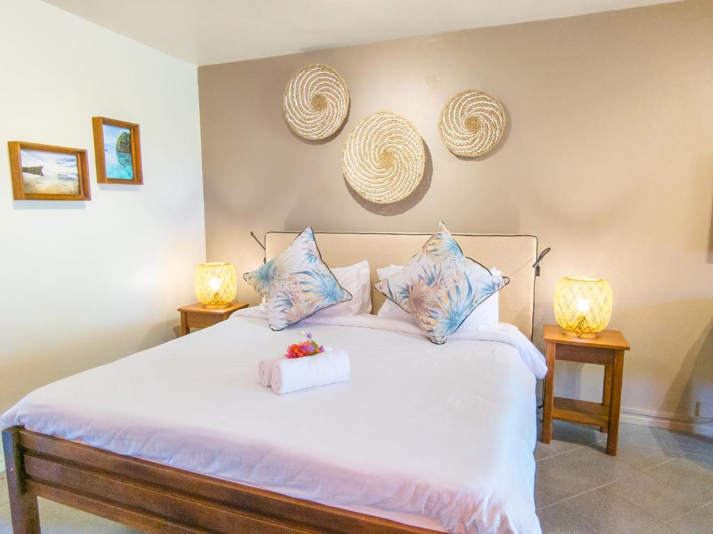 Viesnīca Flowers of Paradise numurs ar modernu interjeru.