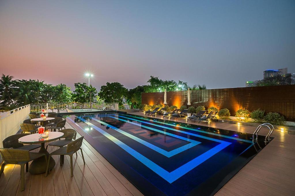 Mūsdienīgs peldbaseins ar apgaismojumu un ērtām atpūtas zonām, ideāls relaksācijai. Apkārtne ar zaļumiem un pilsētas ainavu, radot mierīgu atmosfēru.