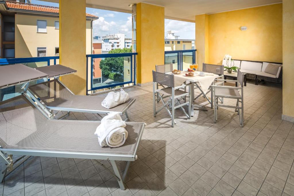 Lieliska terase ar saulessargiem un ēdamgaldu, ideāla atpūtai un relaksācijai. Interjerā tiek izmantoti gaiši toņi un moderni mēbeļu risinājumi.