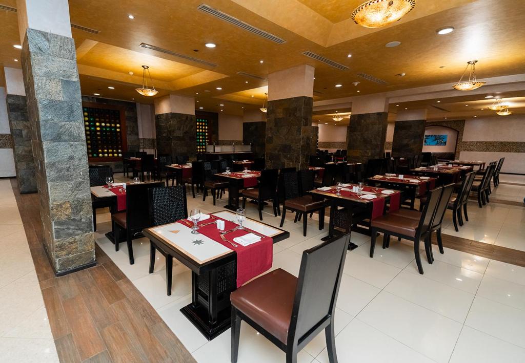 Elegantā restorāna interjers viesnīcā Tropitel Sahl Hasheesh.