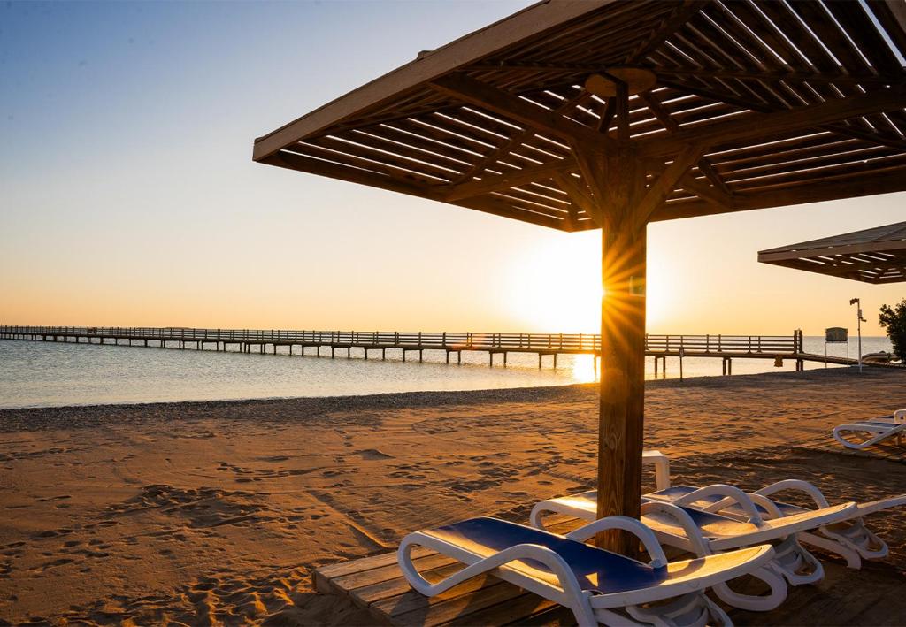 Saulriets pie Tropitel Sahl Hasheesh pludmales ar koka nojumes