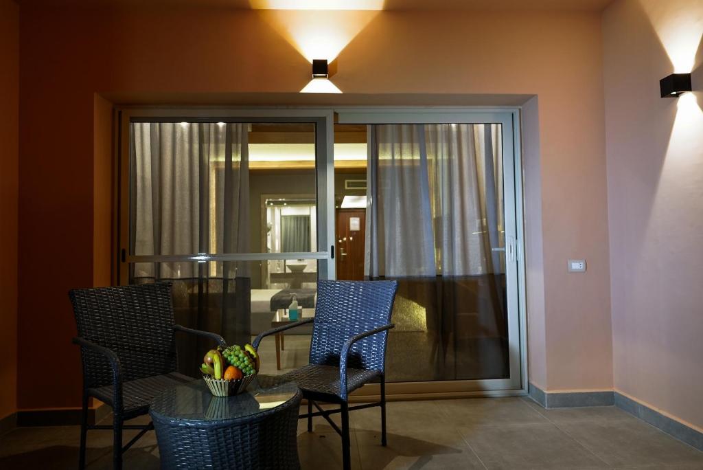 Viesnīcas Ali Baba Palace Resort numura balkons ar ērtām krēsliem un augļiem.