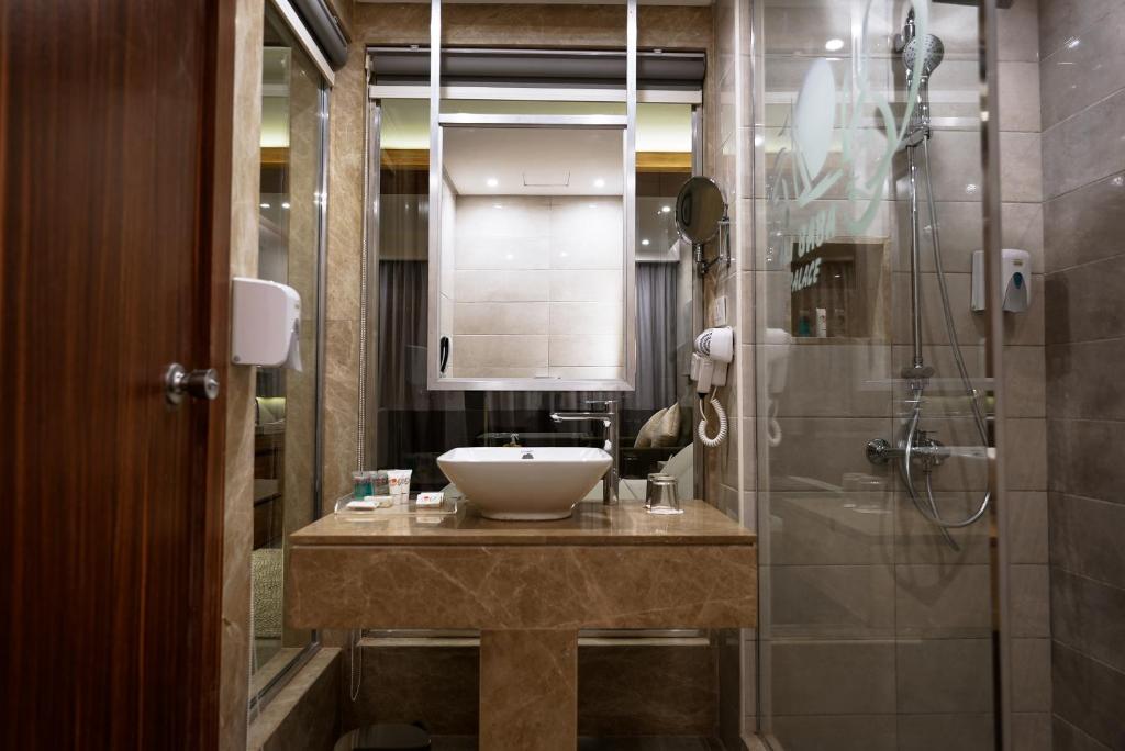 Moderns vannas istabas interjers ar elegantu izskatu Ali Baba Palace Resort