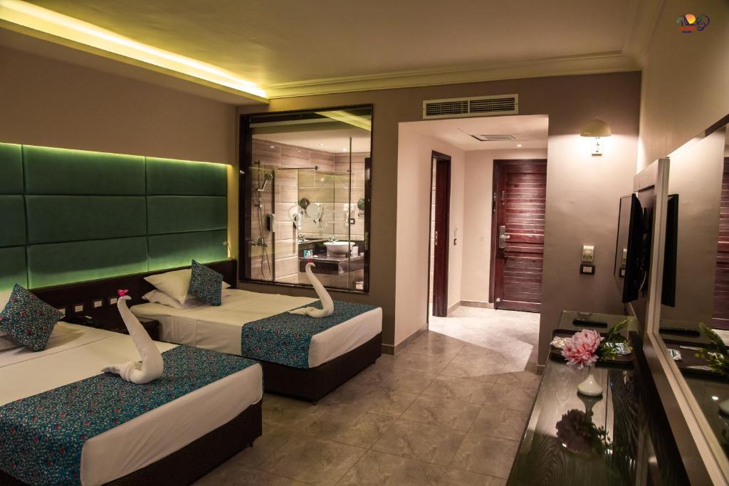 Numurs ar divām gultām un mūsdienīgu vannas istabu, Ali Baba Palace Resort.