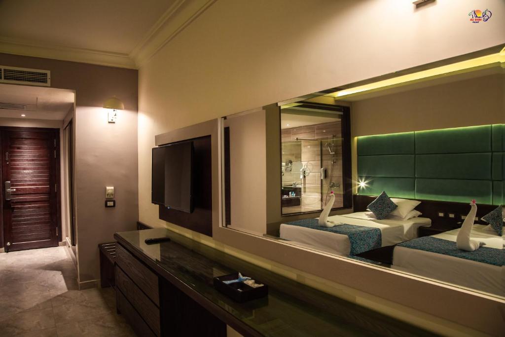 Moderns numurs Ali Baba Palace Resort ar televizoru un vannas istabu