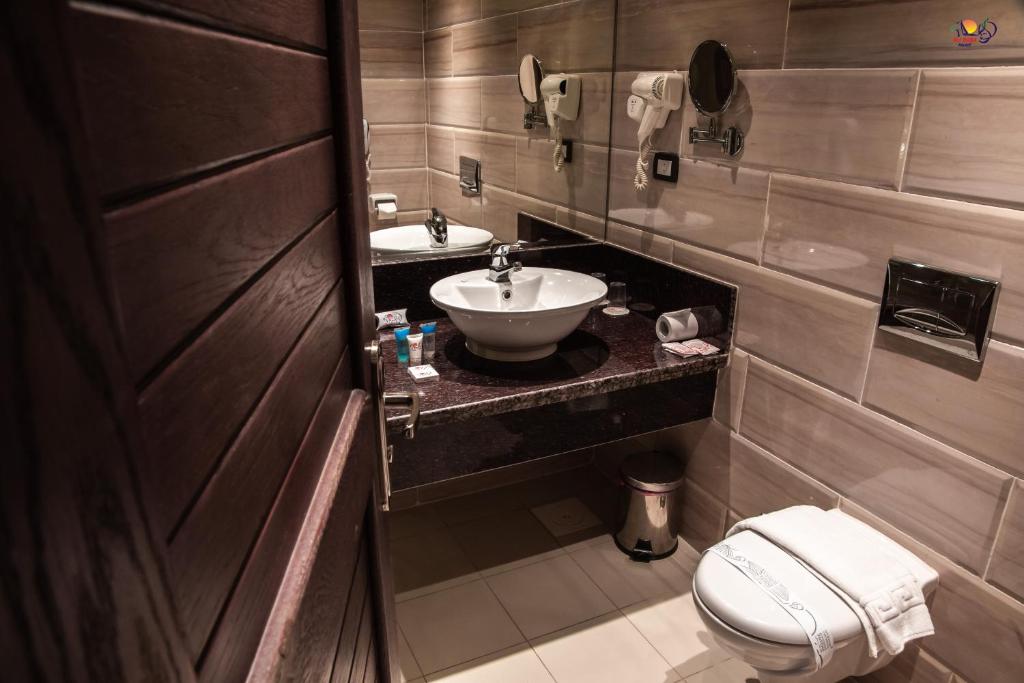 Mūsdienīgs vannas istabas interjers Ali Baba Palace Resort