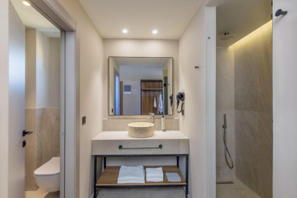 Mūsdienīgs vannas istabas interjers Neptuno Beach Resort