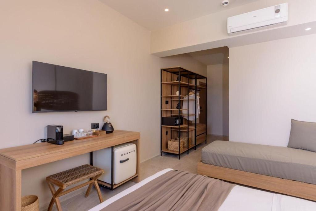 Mūsdienīgs numurs Neptuno Beach Resort ar televizoru un mini ledusskapi.