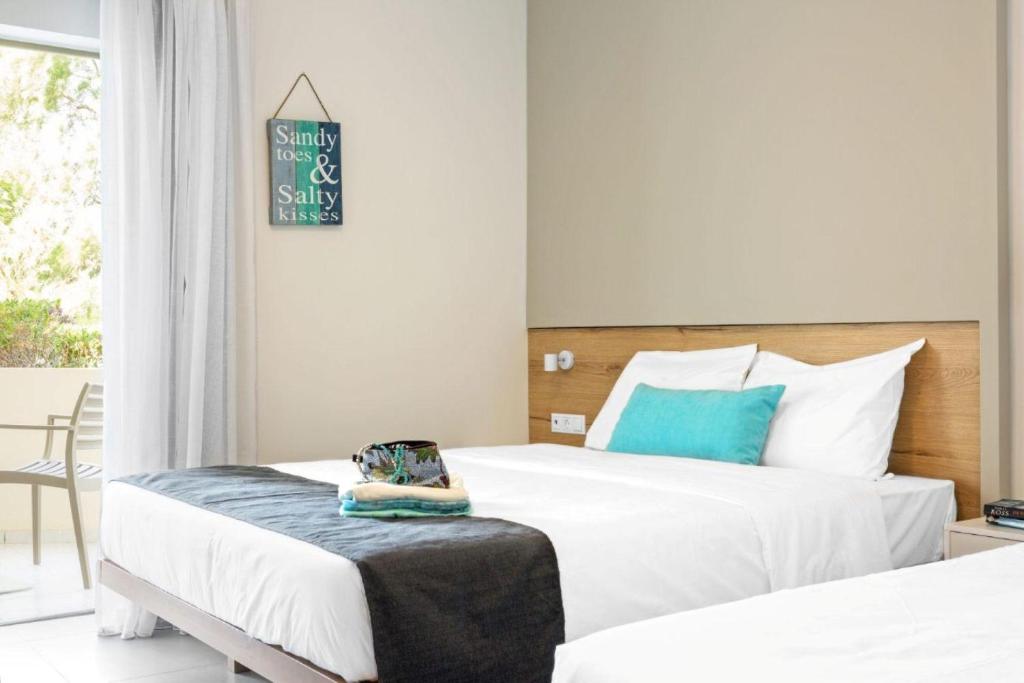 Mūsdienīgs numurs Neptuno Beach Resort ar balkonu un pludmales aksesuāriem