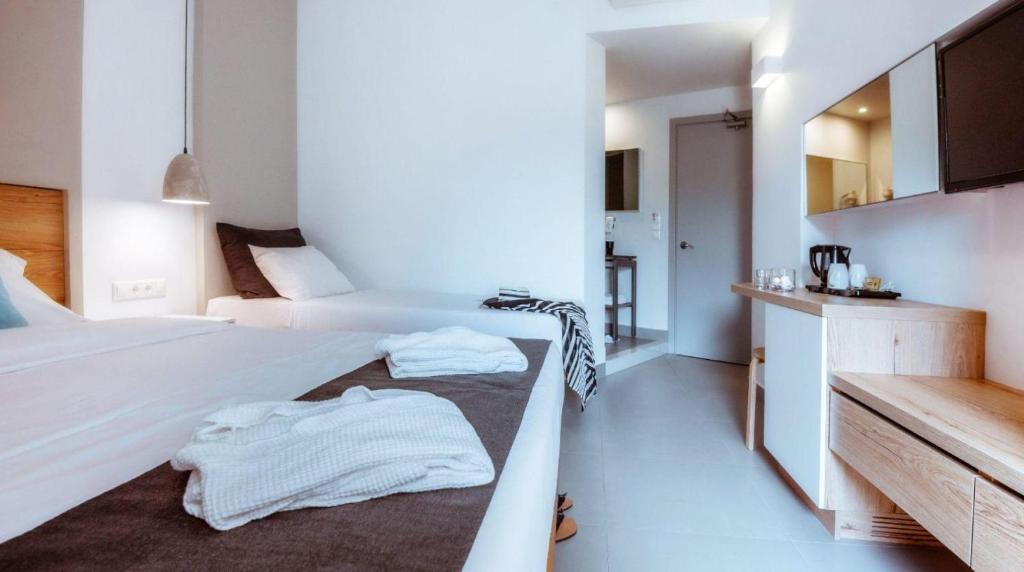 Neptuno Beach Resort numurs ar divām gultām un modernu interjeru.