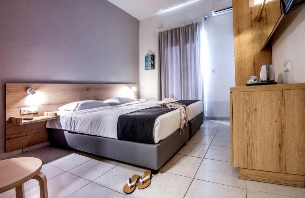 Mūsdienīgs numurs Neptuno Beach Resort ar divām gultām un koka akcentiem.