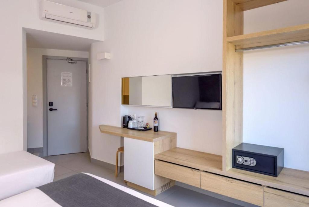 Mūsdienīgs numurs Neptuno Beach Resort ar televizoru un galdu