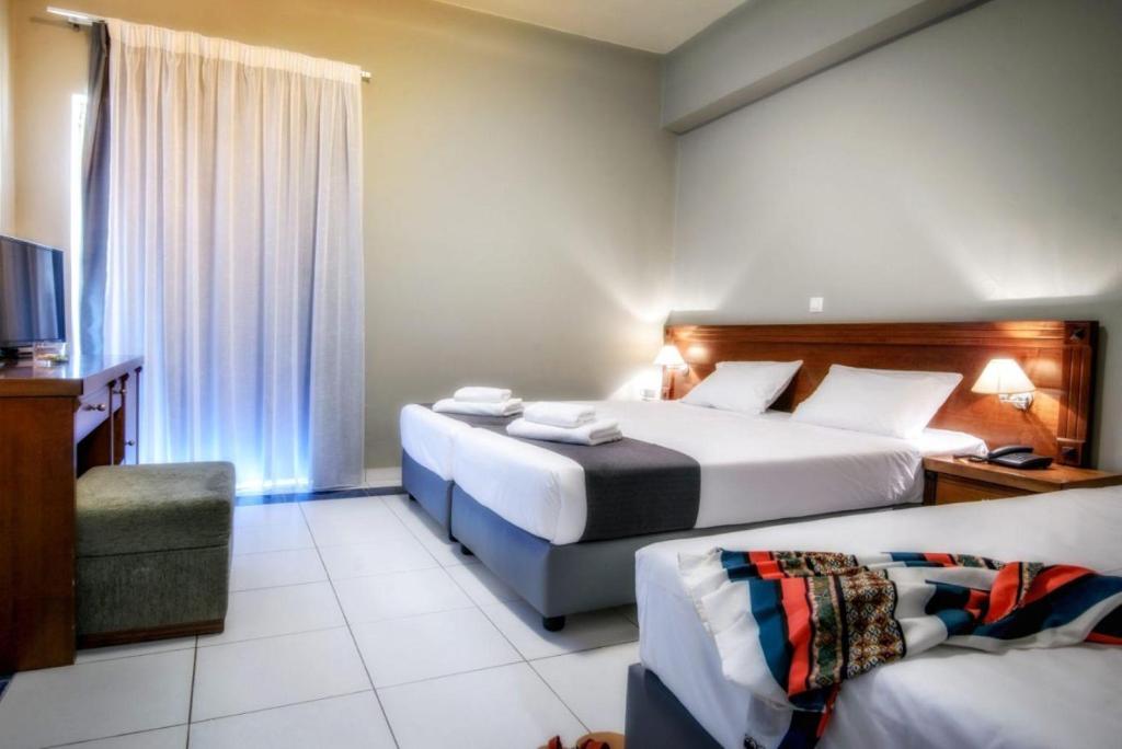 Neptuno Beach Resort numurs ar divām gultām un televizoru