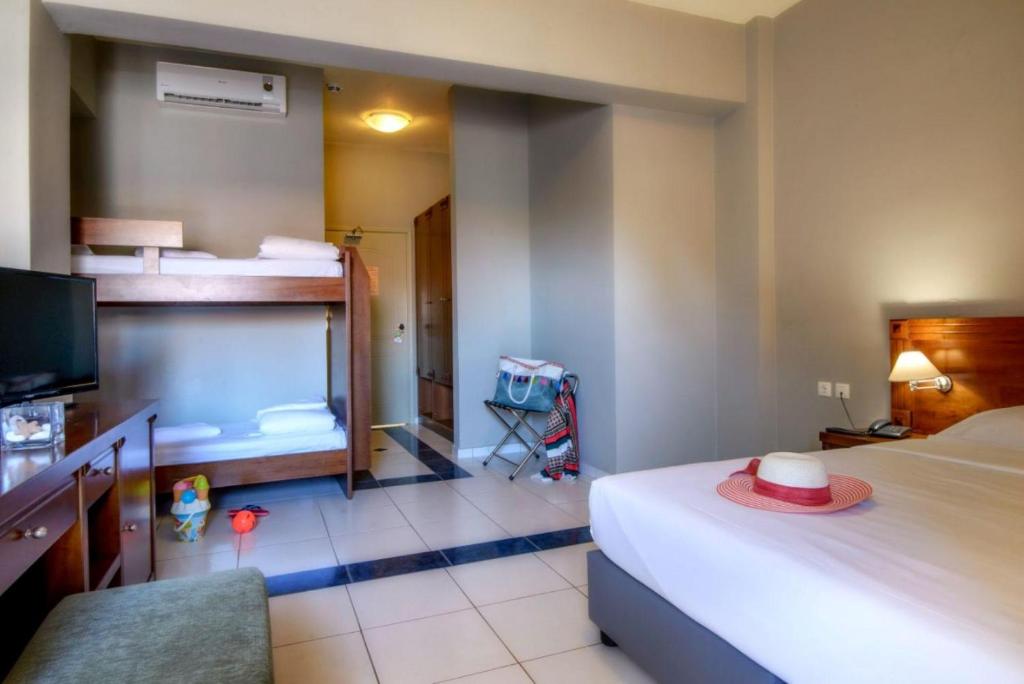 Neptuno Beach Resort ģimenes numurs ar diviem gultas veidiem un bērnu gultu.