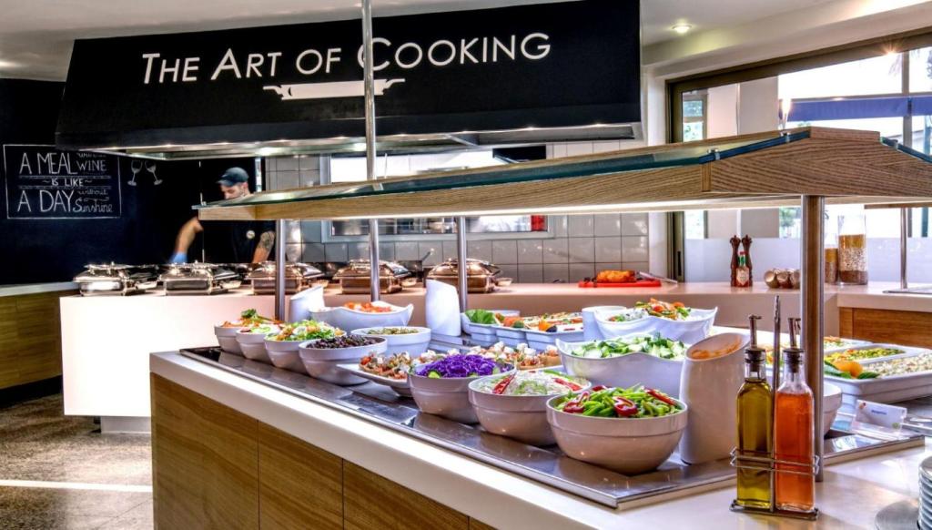 Viesnīcas Neptuno Beach Resort restorāns ar daudzveidīgu ēdienu izvēli