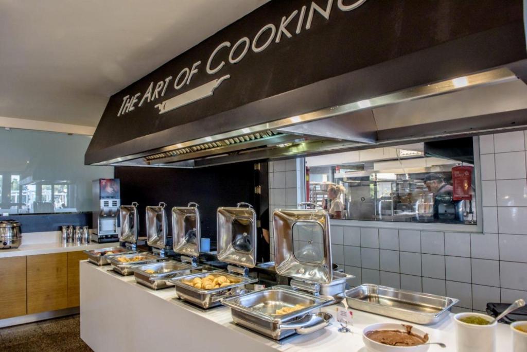 Neptuno Beach Resort bufete, kur tiek pasniegti gardi ēdieni.