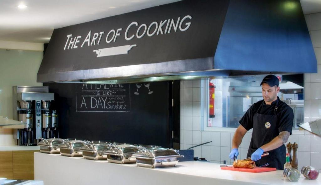 Šefpavārs gatavo ēdienus restorānā Neptuno Beach Resort.