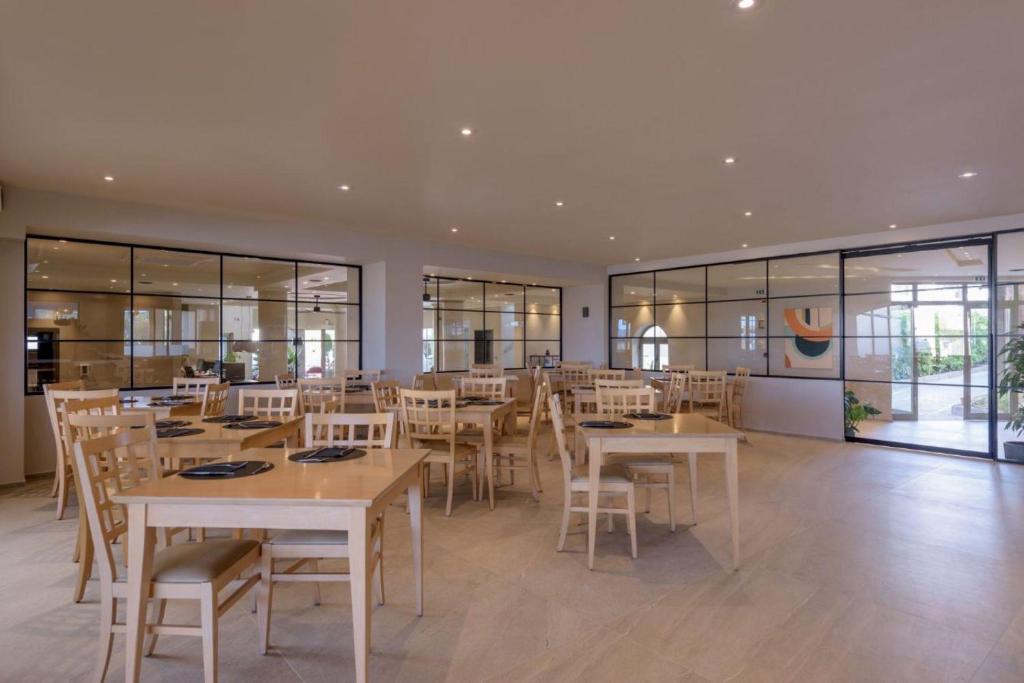 Neptuno Beach Resort restorāns ar modernu interjeru un ērtām galdām.