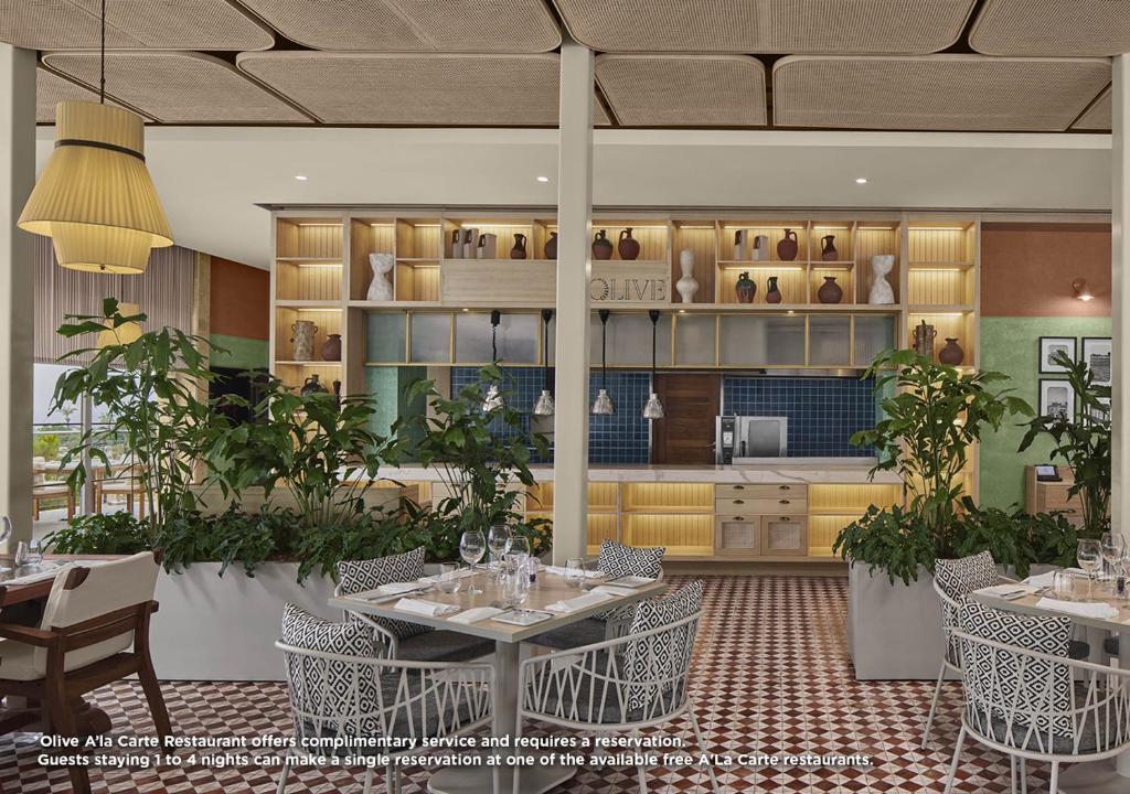 Olive A'la Carte restorāns Akra Sorgun Tui Blue Sensatori ar augiem un modernu interjeru.