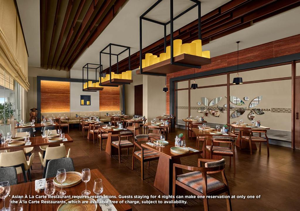 Mūsdienīgs Āzijas A La Carte restorāns Akra Kemer viesnīcā ar elegantām dekorācijām.