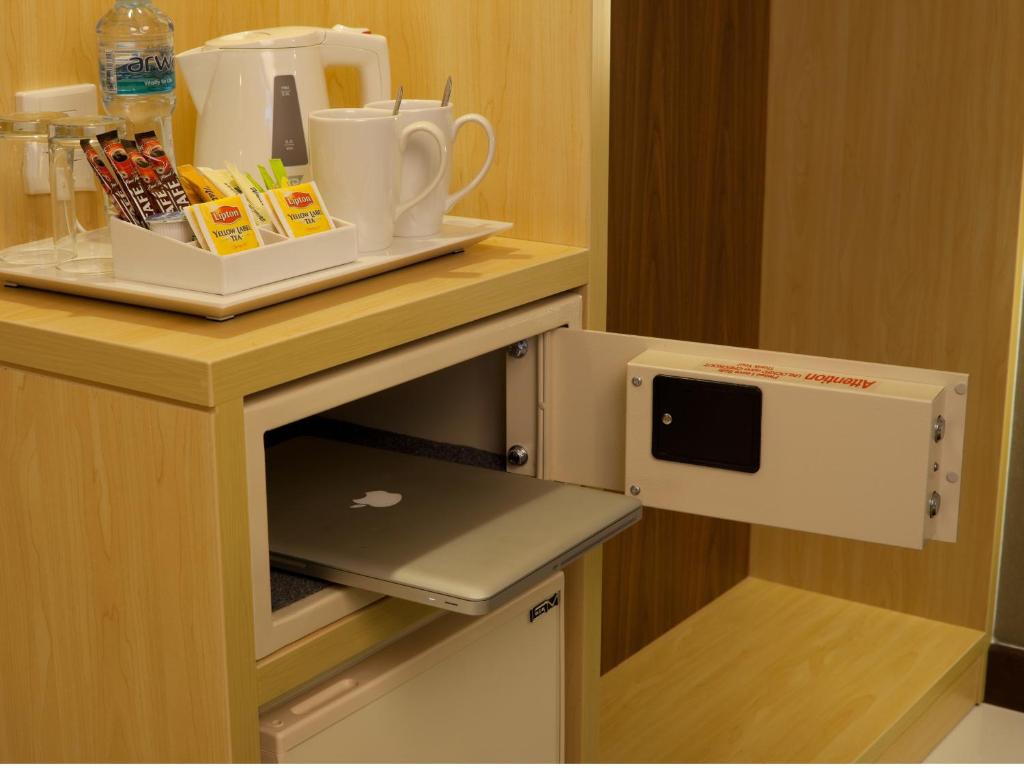 Citymax al Barsha numura ērtības: tējas un kafijas komplekts, klēpjdatora seifs.