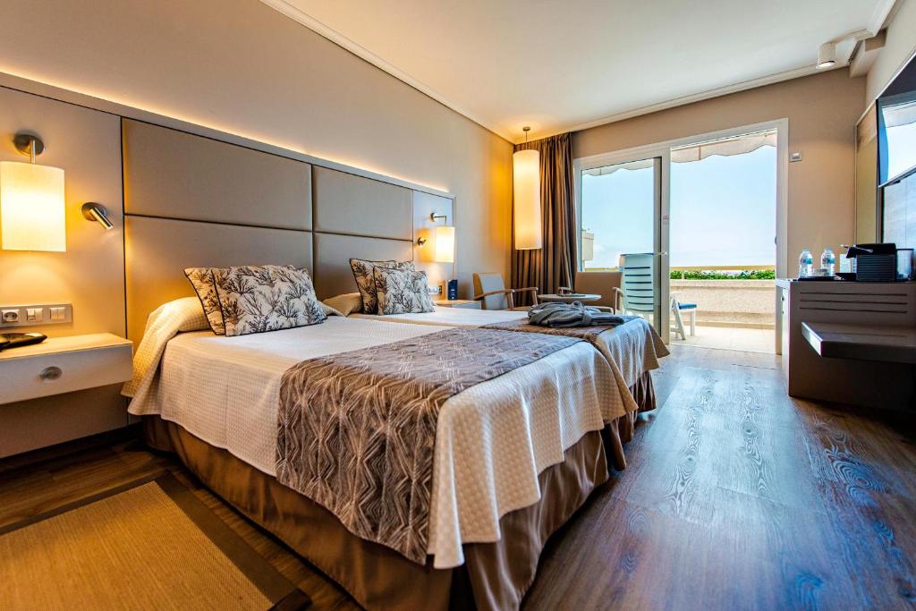 Arona Gran Hotel & Spa numurs ar skatu uz jūru.