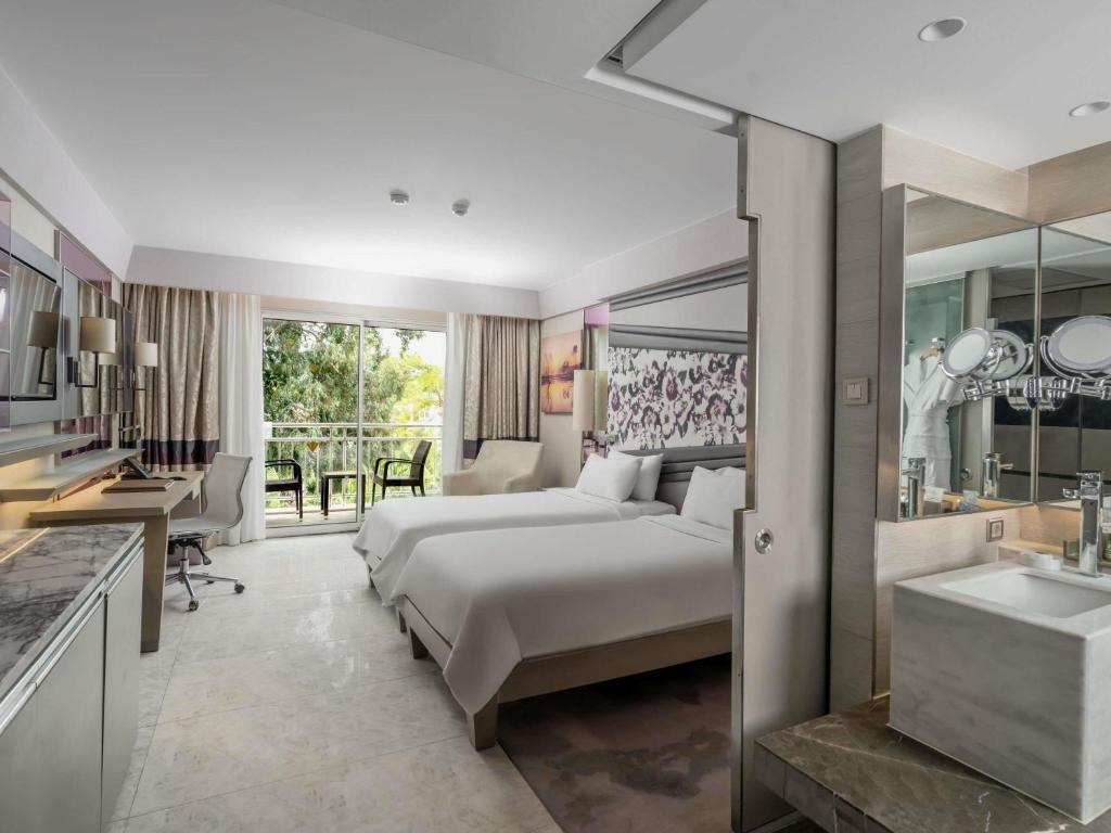 Moderns numurs Rixos Premium Tekirova ar balkonu un dabiskiem skatiem