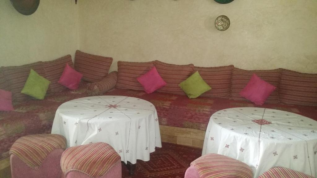 Tradicionāla marokāņu viesistaba ar krāsainām spilveniem un galdiem, kas izklāta ar rakstainu paklāju. Ideāla vieta relaksācijai un viesu uzņemšanai.