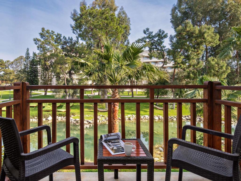 Skats no balkona uz dārzu Rixos Premium Tekirova