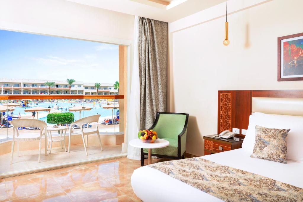 Numurs ar skatu uz baseinu viesnīcā Pickalbatros Royal Albatros Moderna.