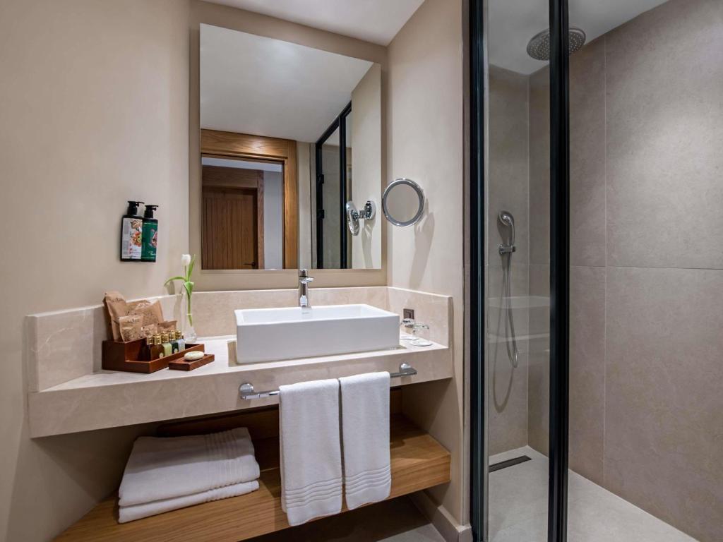 Mūsdienīgs vannas istabas interjers Rixos Premium Tekirova ar elegantu izskatu.