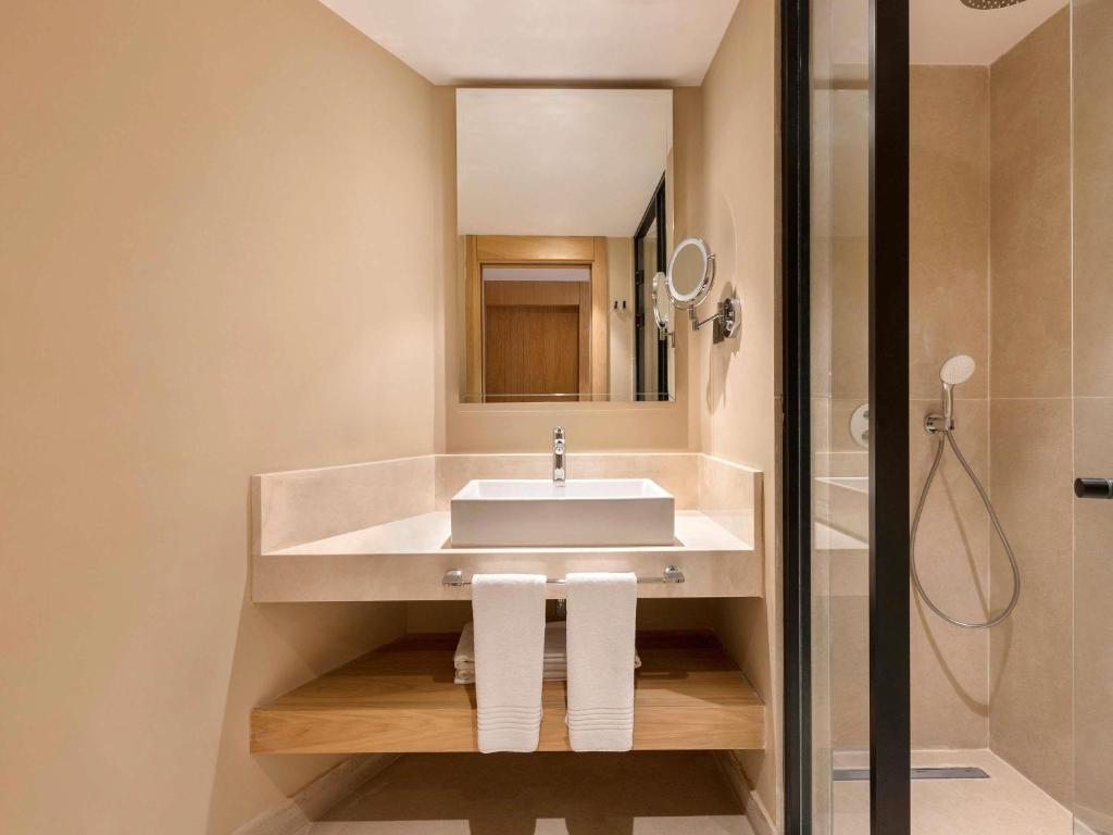 Moderns vannas istabas dizains Rixos Premium Tekirova ar elegantu izskatu.