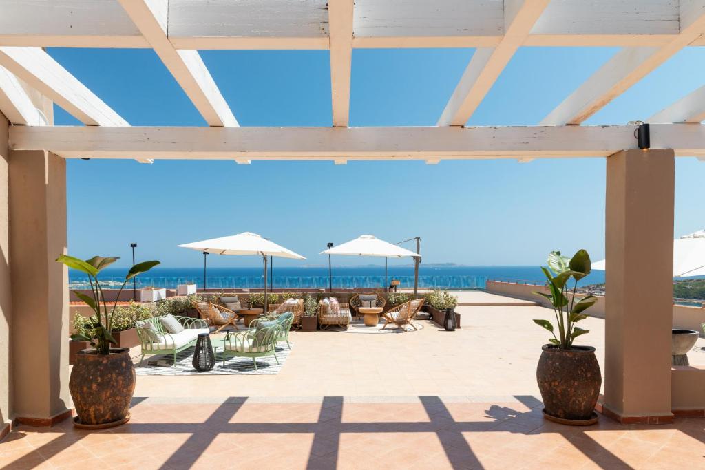 Mangia's Sardinia Resort terase ar skatu uz jūru