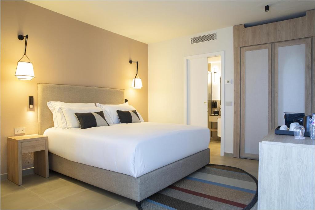 Elegants numurs Mangia's Sardinia Resort ar mūsdienīgu dizainu.