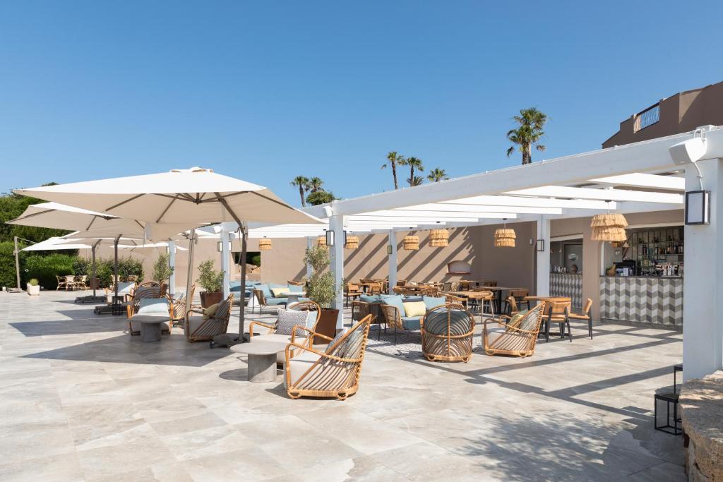 Āra terase pie baseina Mangia's Sardinia Resort