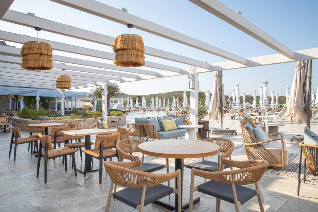 Terase ar skatu uz baseinu Mangia's Sardinia Resort