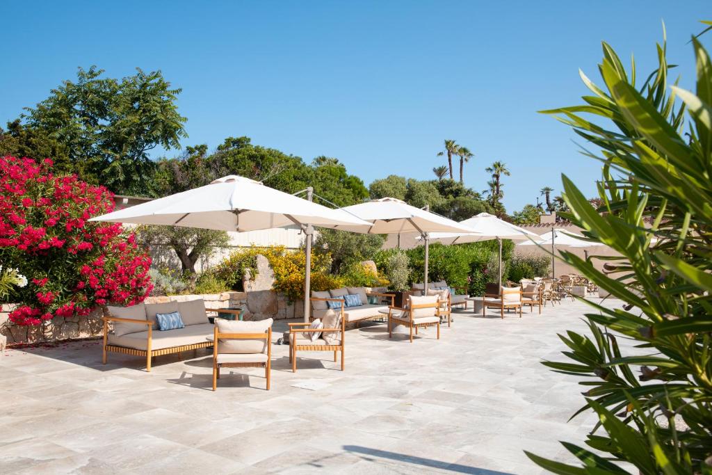 Atpūtas zona ar saulessargiem Mangia's Sardinia Resort