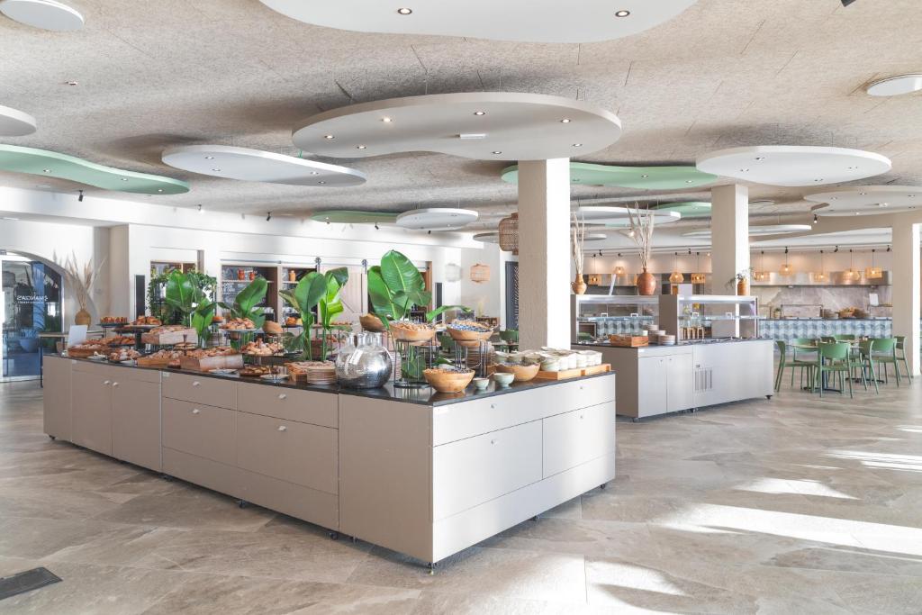 Mangia's Sardinia Resort bufetes zona ar moderniem dekoriem