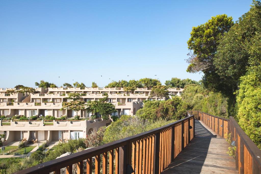 Mangia's Sardinia Resort terase ar skatu uz dārzu