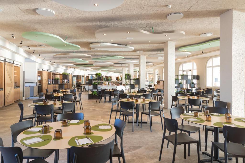 Mangia's Sardinia Resort restorāna interjers ar modernu dizainu