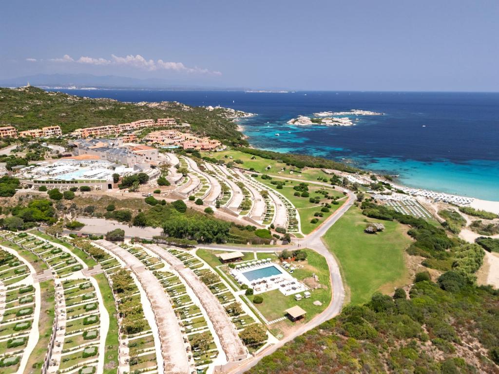 Mangia's Sardinia Resort piekrastē ar skatu uz jūru.