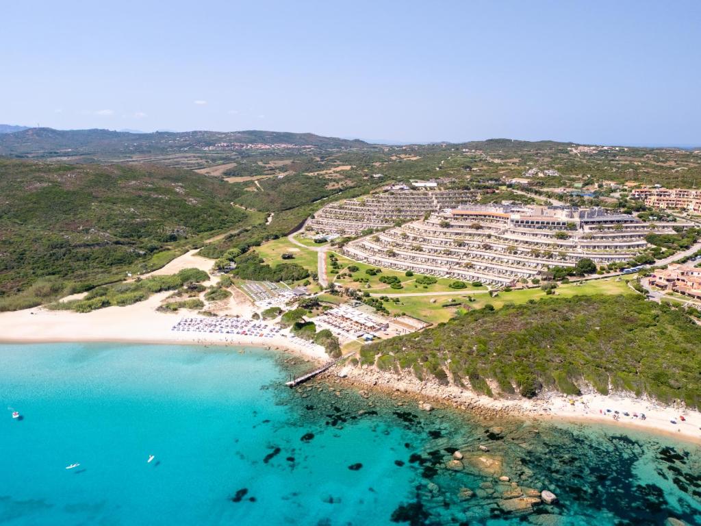 Mangia's Sardinia Resort piekrastē ar skatu uz jūru